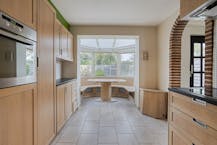 Huis met 2-3 slaapkamers, garage en loods in Assebroek