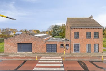 Huis met 2-3 slaapkamers, garage en loods in Assebroek 