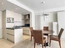 Luxueus zonnig 2-slaapkamer appartement te huur!