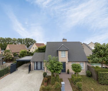 Verzorgde villa met 3 slaapkamers, garage en tuin.