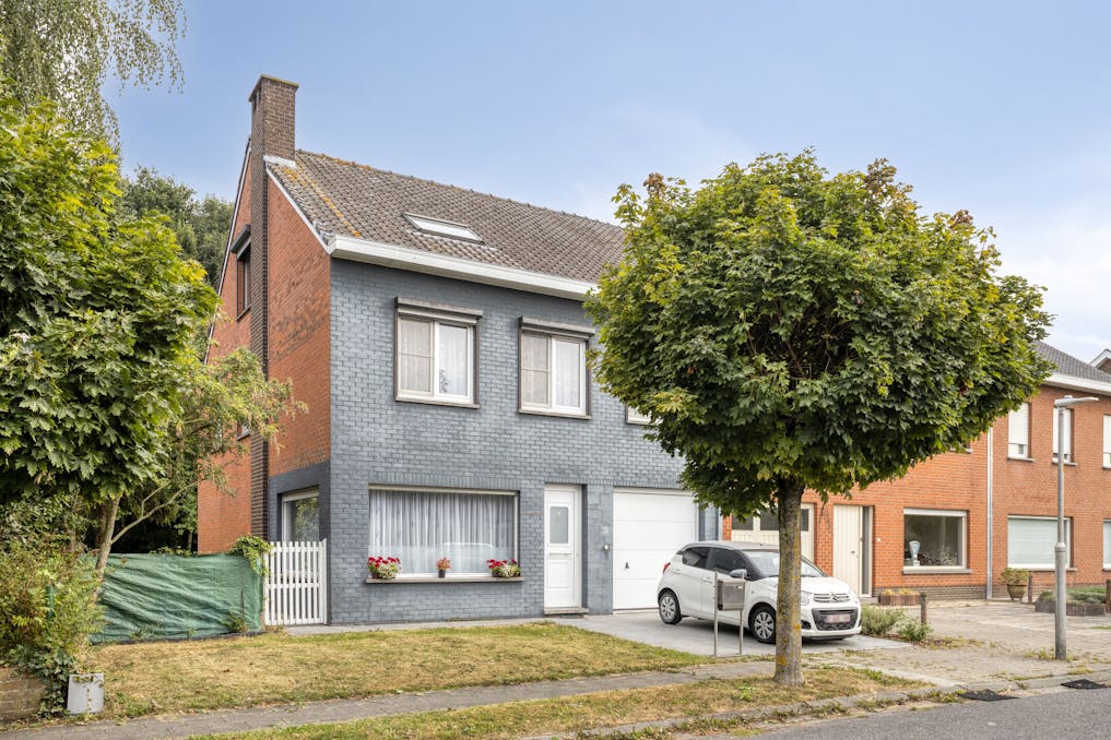Halfopen huis te koop in Ieper met 4 kamers, tuin en garage