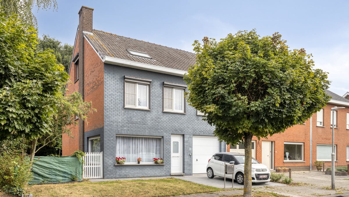 Halfopen huis te koop in Ieper met 4 kamers, tuin en garage