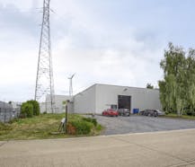 Patrimoniumvennootschap met drie bedrijfshallen en penthouse