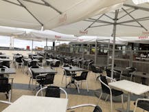 Instapklaar restaurant met terras op de Zeedijk in De Panne