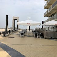 Instapklaar restaurant met terras op de Zeedijk in De Panne