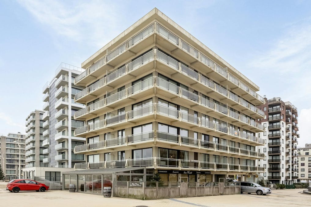 Instapklaar restaurant met terras op de Zeedijk in De Panne