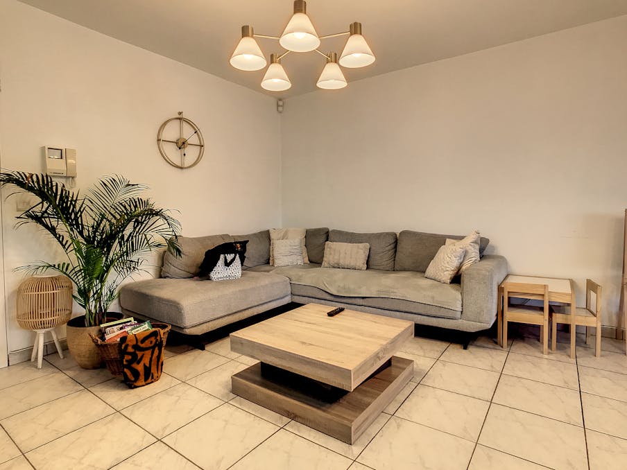 Appartement met 2 slaapkamers en terras te Roeselare.