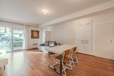 Instapklaar gelijkvloersappartement met één slaapkamer.