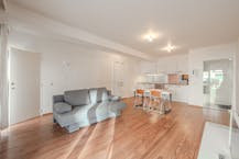 Instapklaar gelijkvloersappartement met één slaapkamer.