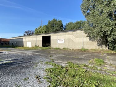 Loods van ca. 850 m² met voorliggende verharde koer/parking.