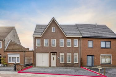 Woning met magazijn en 200 m² polyvalente ruimte in Dilsen