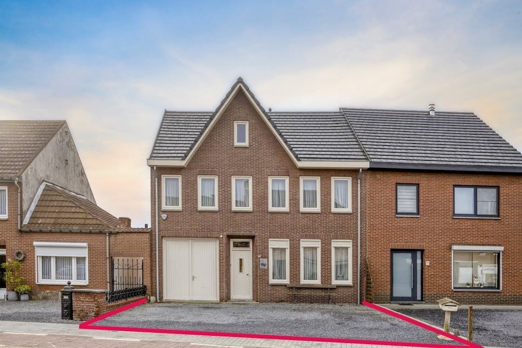 Woning met magazijn en 200 m² polyvalente ruimte in Dilsen