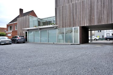 Kantoor met loft en ruime parking te koop in Roeselare