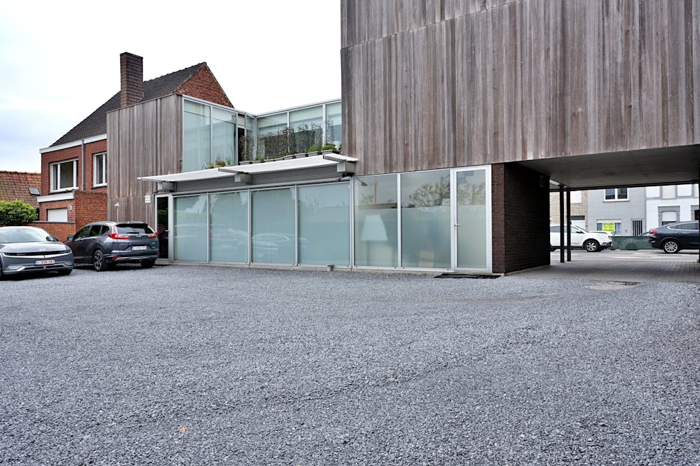 Kantoor met loft en ruime parking te koop in Roeselare
