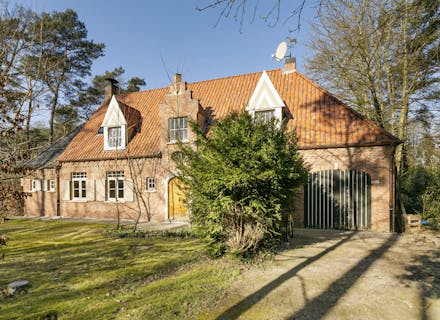 Landelijk karaktervolle gerenoveerde villa en bijgebouw met paardenstalling op een perceel van 3.770 m2 in Schilde!