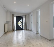 Opbrengsteigendom met 2 appartementen en hangaar te Lummen