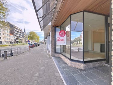 Moderne handelsruimte/kantoor te huur in het centrum van Eeklo