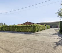 Woning met loodsen op 1,8 ha in Herk-de-Stad