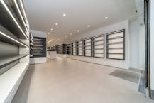 Handelspand met ruime woonst te koop in Veurne-centrum.