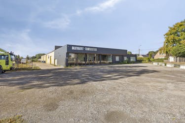 Magazijn met woonst en burelen in Adegem (Maldegem)