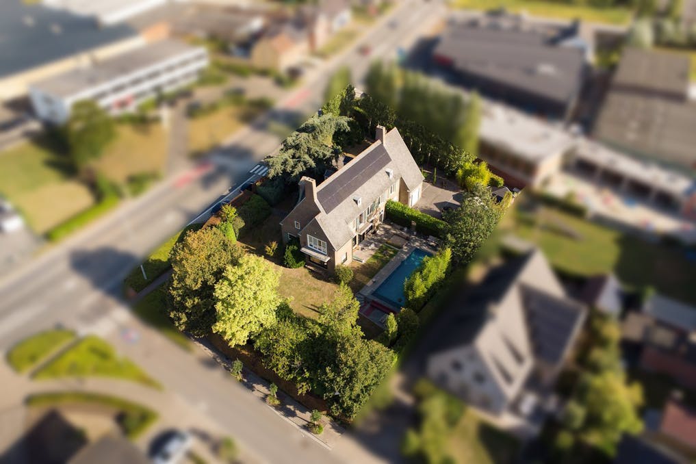 Riante architectenwoning met 6 slaapkamers te koop in Zedelgem