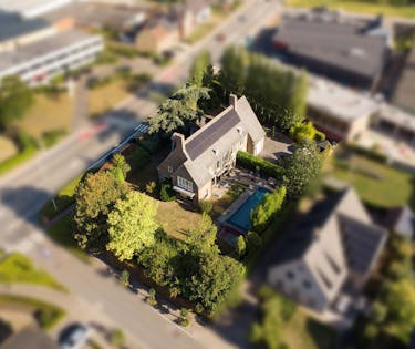 Riante architectenwoning met 6 slaapkamers te koop in Zedelgem