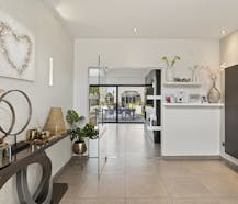 Luxe villa met exclusieve tuin en magazijn in KMO-zone