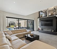 Luxe villa met exclusieve tuin en magazijn in KMO-zone