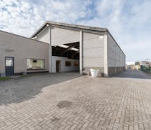 Luxe villa met exclusieve tuin en magazijn in KMO-zone