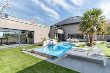 Luxe villa met exclusieve tuin en magazijn in KMO-zone