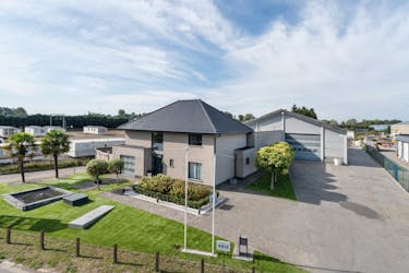 Luxe villa met exclusieve tuin en magazijn in KMO-zone