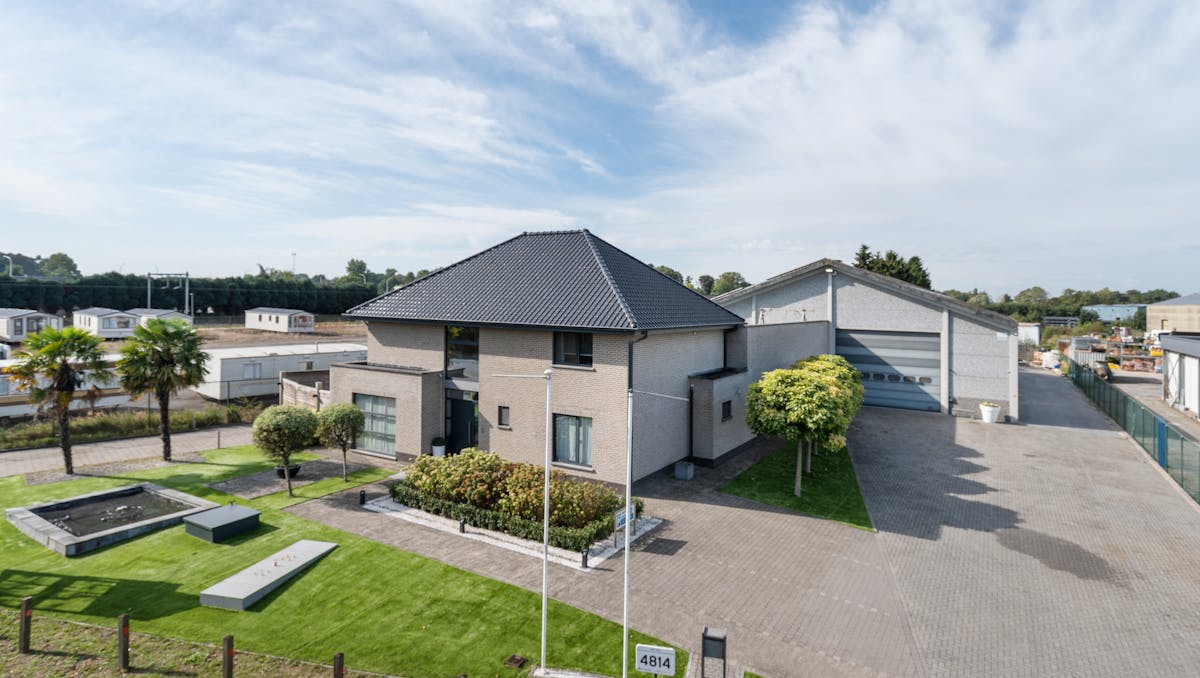 Luxe villa met exclusieve tuin en magazijn in KMO-zone