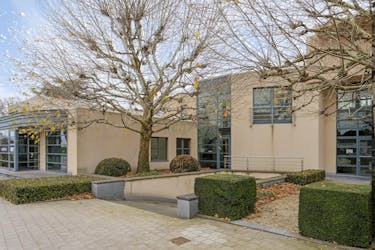 Kantoorgebouw op toplocatie met private parking